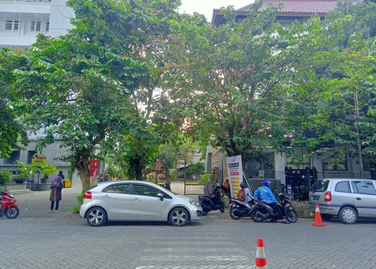 Ibu Hebat Tinggal Kerja untuk Antar Anak UTBK di UGM, Mikir keras Soal UKT Tinggi tapi Pura-pura Punya Uang demi Wujudkan Tekad Anak Jadi Sarjana 