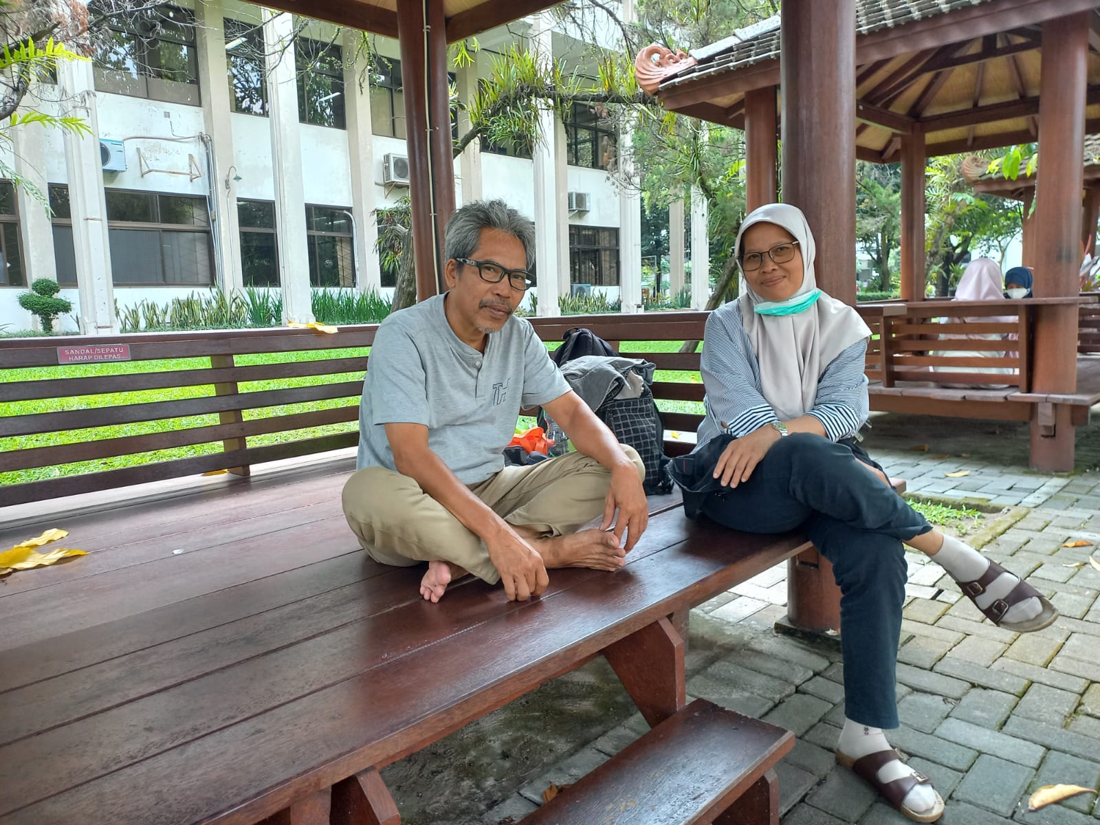 orang tua dari tangerang selatan temani anaknya utbk ugm.MOJOK.CO