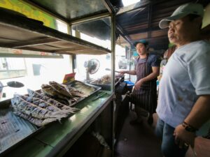 Banyak pilihan jenis ikan di Warung Ikan Bakar Rasa Sayange. (Agung P/Mojok.co) 