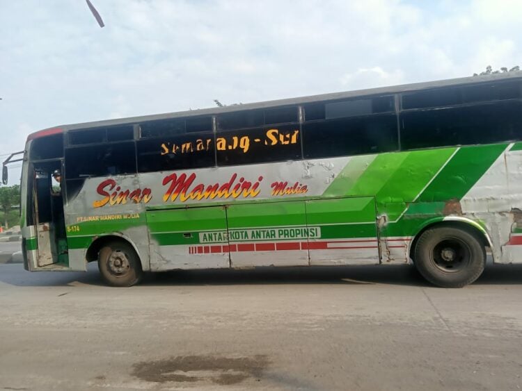 Bus Sinar Mandiri Surabaya Semarang kayak Rongsokan MOJOK.CO