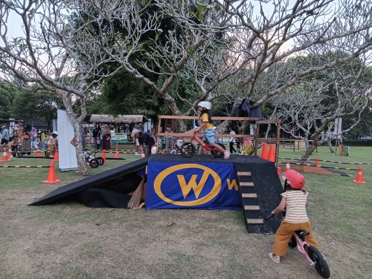 Potret Keseruan DolanRia Prambanan yang Tak Dijumpai di Festival Lain: Orang Tua Liburan, Anak-Anak Asyik di Wahana Permainan.MOJOK.CO