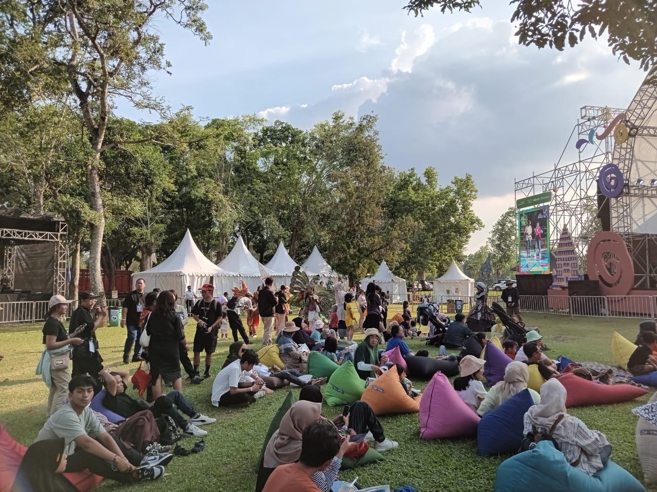 Potret Keseruan DolanRia Prambanan yang Tak Dijumpai di Festival Lain: Orang Tua Liburan, Anak-Anak Asyik di Wahana Permainan.MOJOK.CO