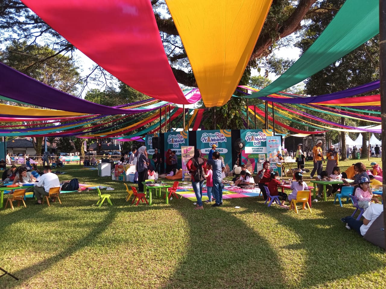 Potret Keseruan DolanRia Prambanan yang Tak Dijumpai di Festival Lain: Orang Tua Liburan, Anak-Anak Asyik di Wahana Permainan.MOJOK.CO