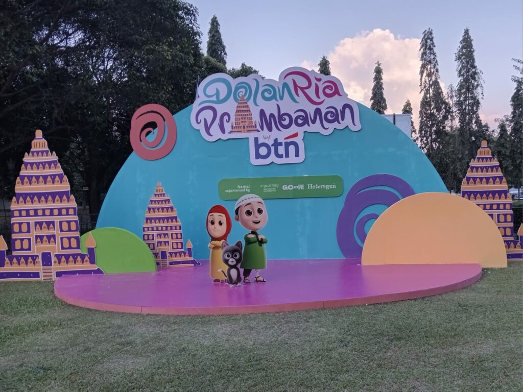 Potret Keseruan DolanRia Prambanan yang Tak Dijumpai di Festival Lain: Orang Tua Liburan, Anak-Anak Asyik di Wahana Permainan.MOJOK.CO