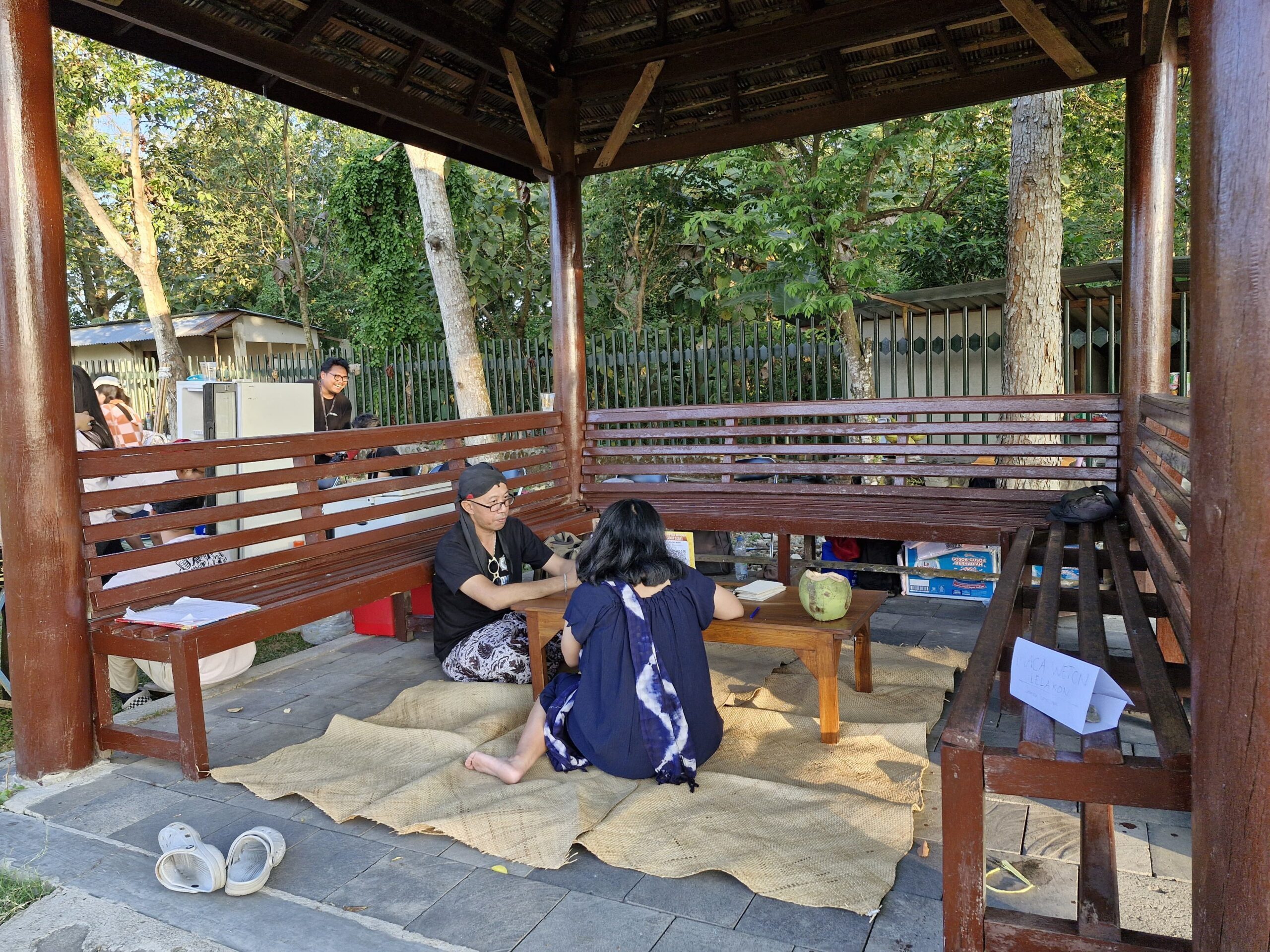 proses cek khodam di candi ratu boko Jogja.MOJOK.CO