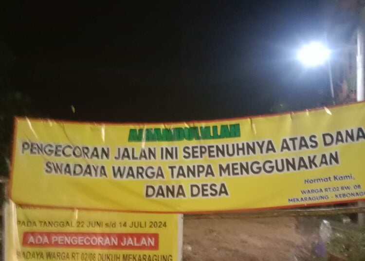 Warga Mekar Agung Pekalongan Gotong Royong Perbaiki Jalan Dusun MOJOK.CO