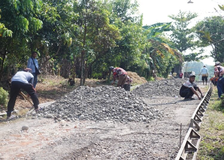 Warga Mekar Agung Pekalongan Gotong Royong Perbaiki Jalan Dusun MOJOK.CO