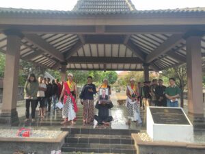 Rombongan Warga Jogja Gelar Aksi Prihatin di Makam UGM, Tuding Pratikno Operator Kerusakan Demokrasi