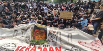 Demo di Jogja kawal putusan MK sekaligus lawan dinasti politik Jokowi bikin mahasiswa UNAIR Surabaya kagum MOJOK.CO