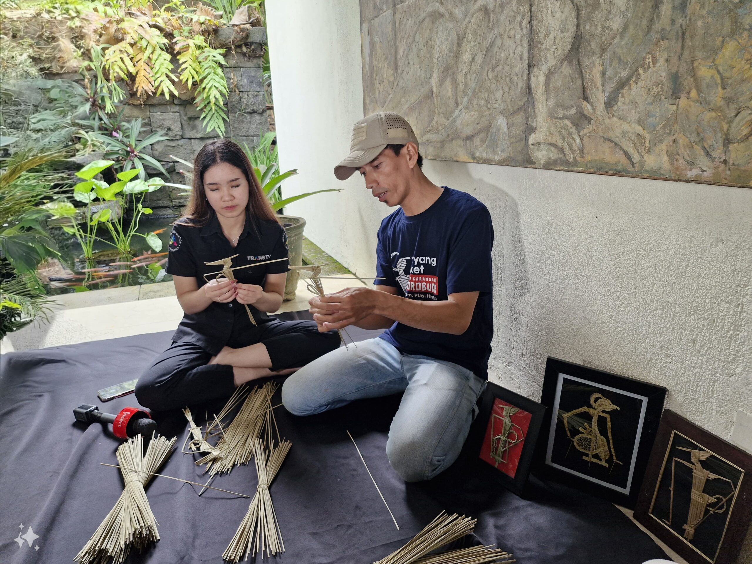 pembuatan wayang suket di plataran borobudur.MOJOK.CO