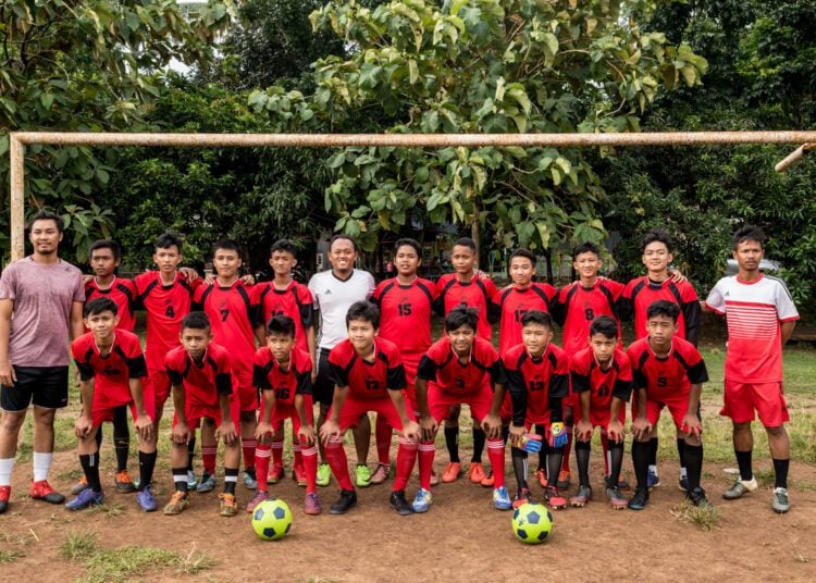 Sepak Bola Jadi Sarana Bantu Anak-anak Prasejahtera Bekasi dan Jakarta MOJOK.CO