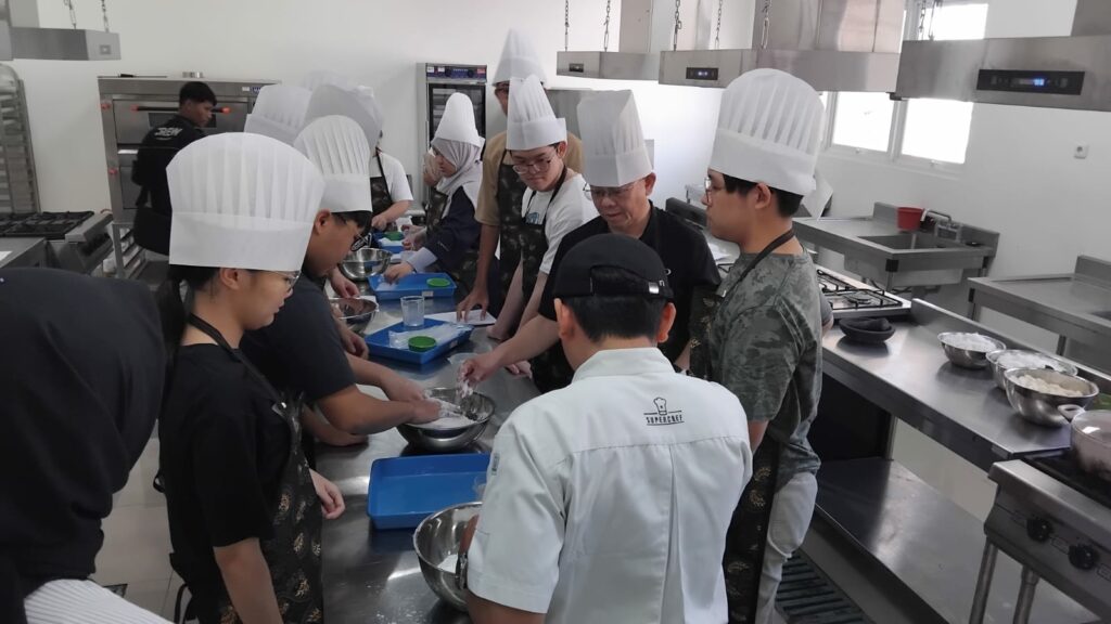 mahasiswa Singapura belajar masak di UNY Gunungkidul.MOJOK.CO