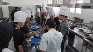 Rombongan Mahasiswa Asal Singapura Belajar Bikin Klepon dan Combro di Gunungkidul