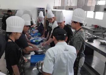 mahasiswa Singapura belajar masak di UNY Gunungkidul.MOJOK.CO