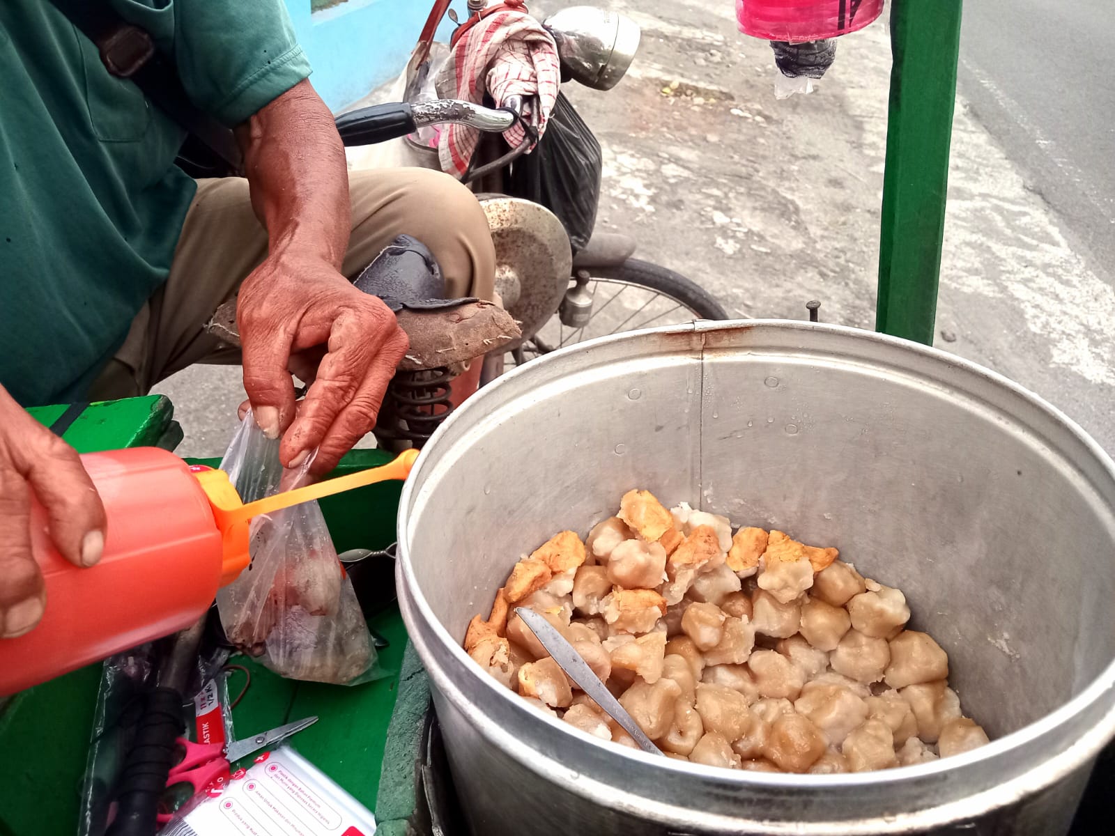 Cerita Penjual Some Jawa Pertama di Jogja: Setengah Abad Berjualan Sejak 1974, Saksi Mencekamnya Era Petrus Orde Baru.MOJOK.CO