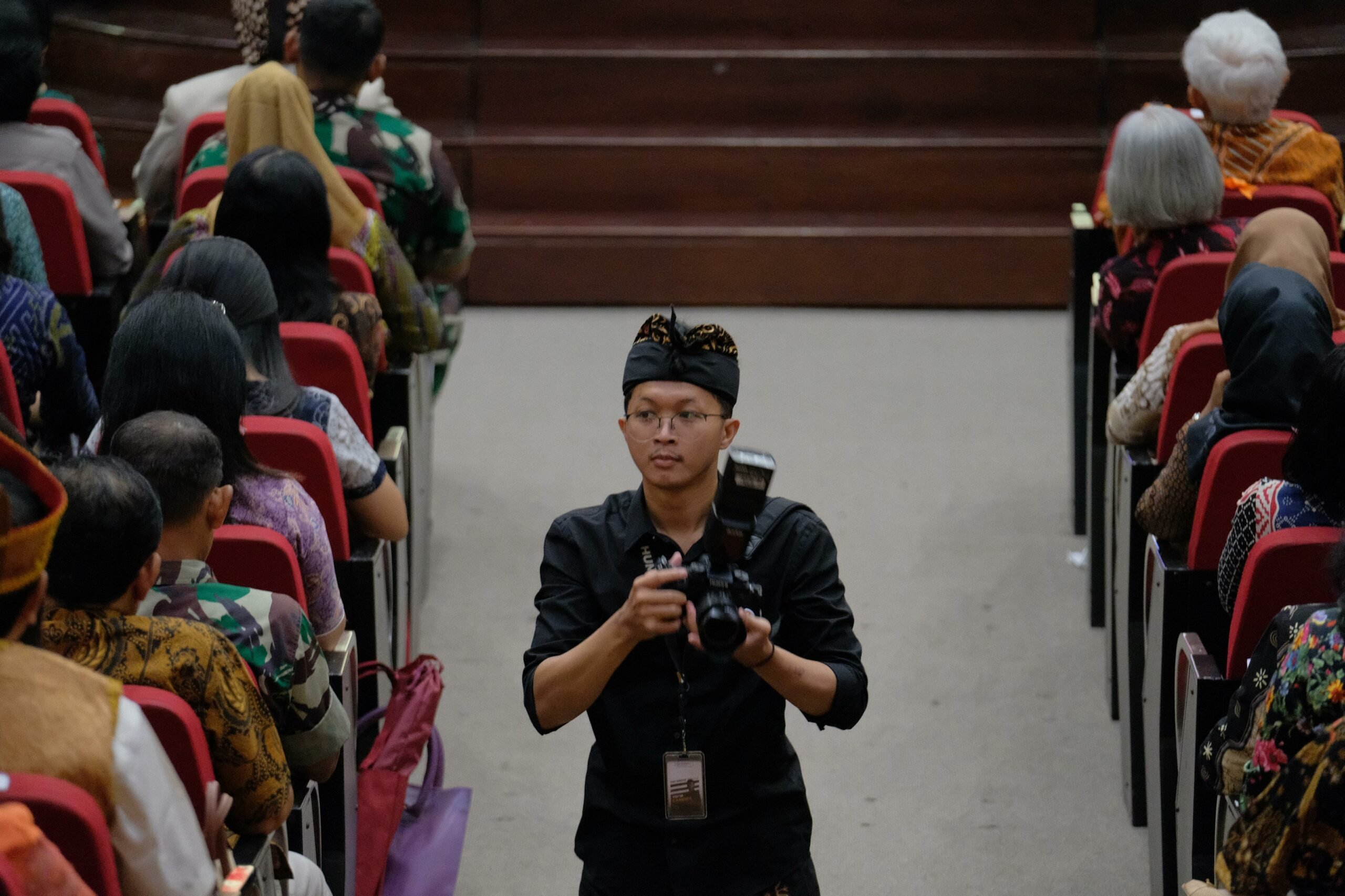 Perjuangan Mahasiswa USD Jogja Kuliah dari Hasil Jualan Oleh-Oleh di Tempat Ziarah, Kini Sukses Jadi Fotografer.MOJOK.CO