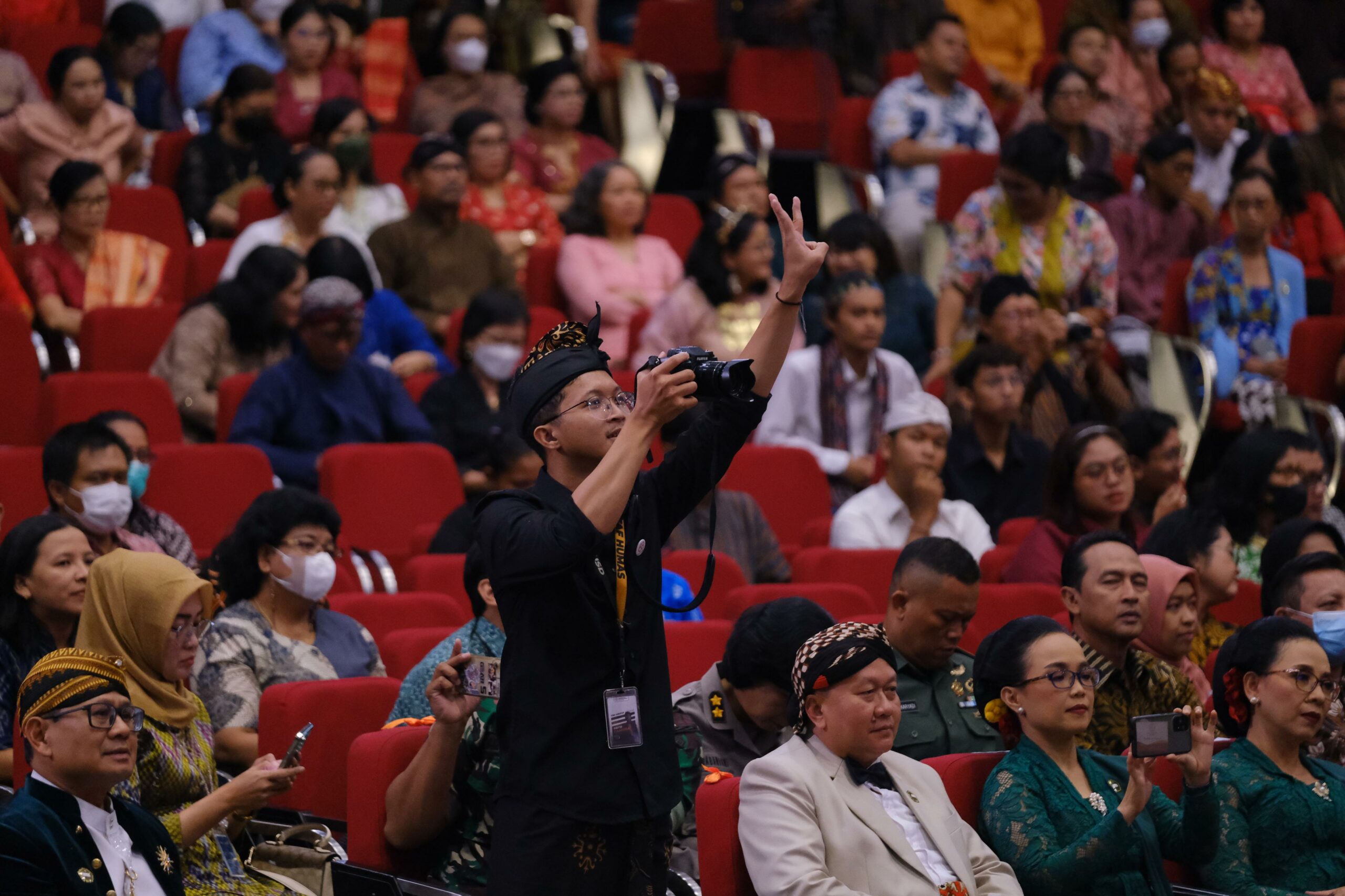 Perjuangan Mahasiswa USD Jogja Kuliah dari Hasil Jualan Oleh-Oleh di Tempat Ziarah, Kini Sukses Jadi Fotografer.MOJOK.CO