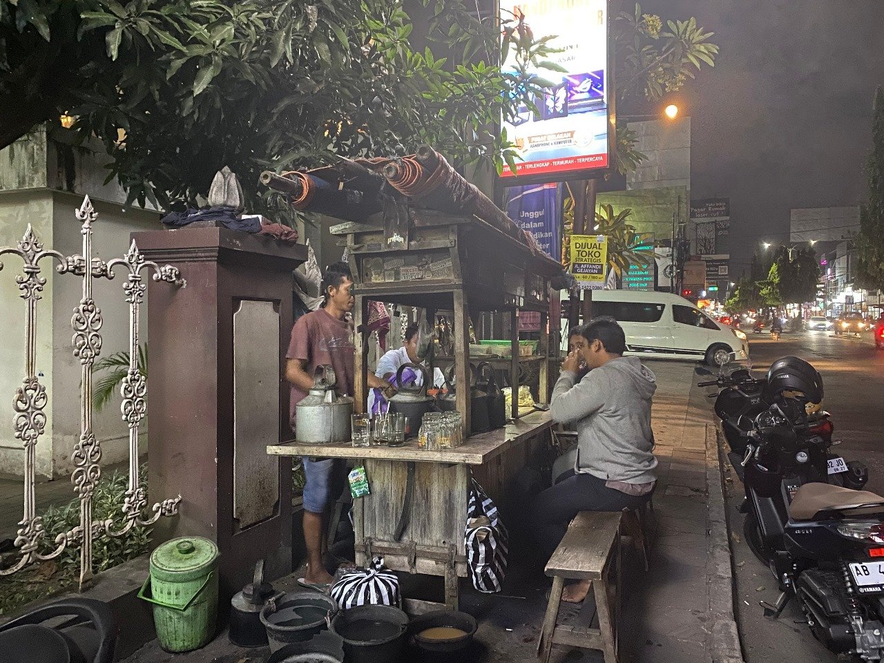 Cerita Penjual Angkringan di Jalan Gejayan Lulusan Kampus Informatika, Bahagia Menjadi Penolong Para Pekerja Jogja.MOJOK.CO