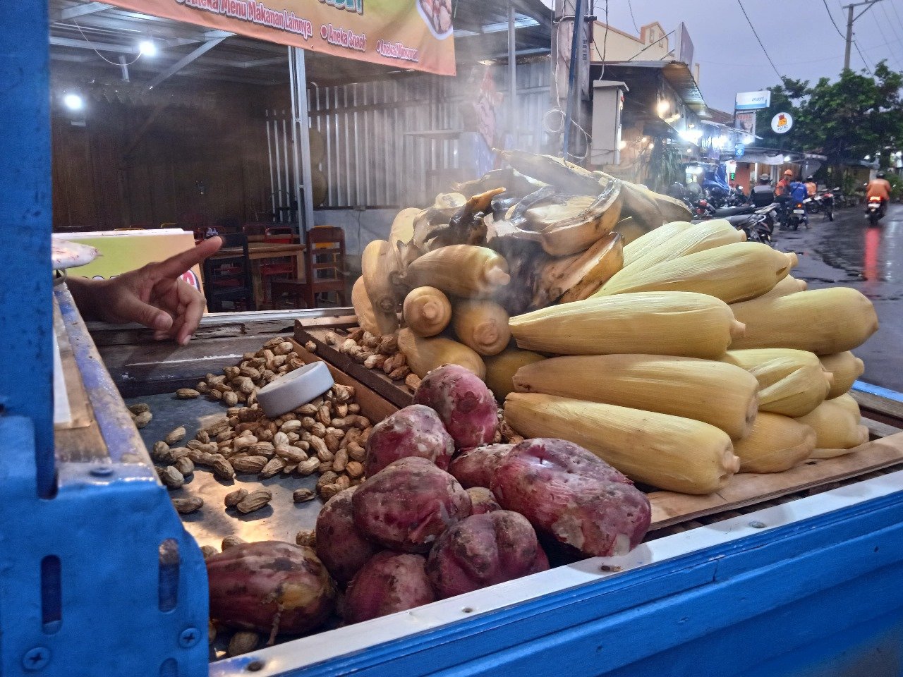 Rebusan yang Hangat untuk Jogja yang Dingin: Pak Jagung dan 27 Tahun ‘Merawat’ Warisan Desa dengan Berjualan Rebusan.MOJOK.CO