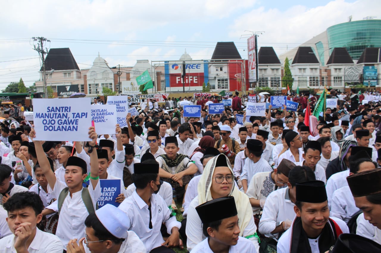 Poster Warga NU yang aksi di Mapolda DIY, Tuntut Polisi Usut Tuntas Kasus Penusukan Santri Krapyak Jogja.MOJOK.CO