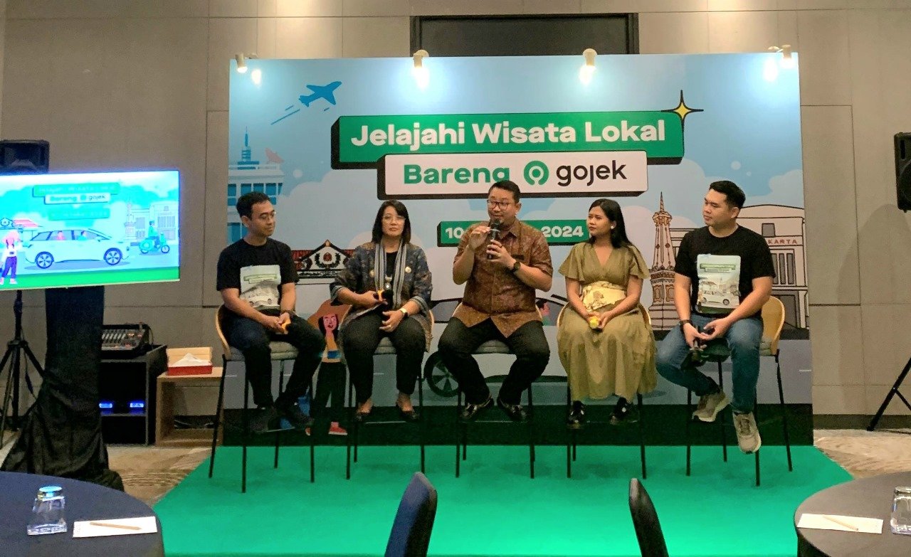 Menikmati Layanan Baru Mobil Listrik Gojek di Bandara YIA: Cepat, Aman, Nyaman, dan Cocok Untuk Perjalanan Wisata.MOJOK.CO