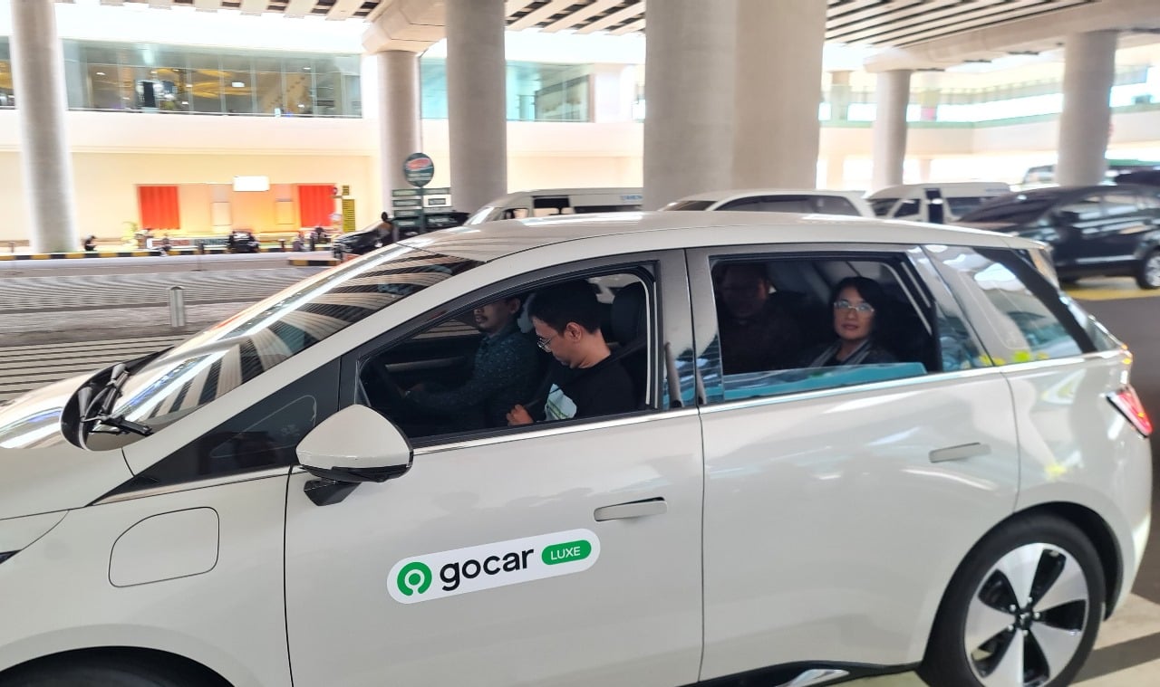 Menikmati Layanan Baru Mobil Listrik Gojek di Bandara YIA: Cepat, Aman, Nyaman, dan Cocok Untuk Perjalanan Wisata.MOJOK.CO