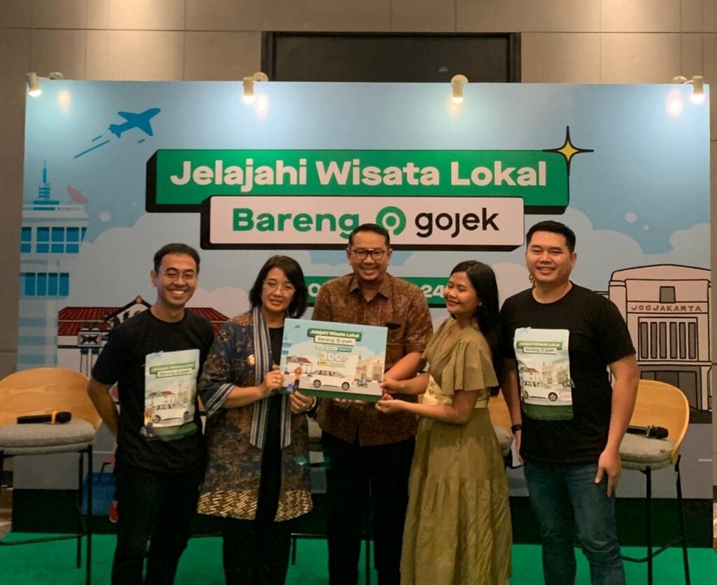 Menikmati Layanan Baru Mobil Listrik Gojek di Bandara YIA: Cepat, Aman, Nyaman, dan Cocok Untuk Perjalanan Wisata.MOJOK.CO