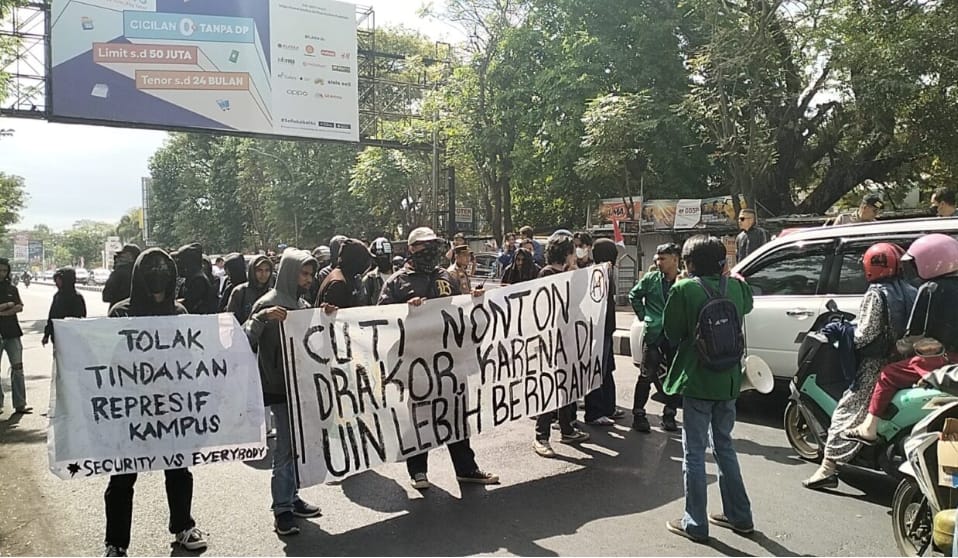 Puluhan mahasiswa UIN Alauddin Makassar demo. MOJOK.CO