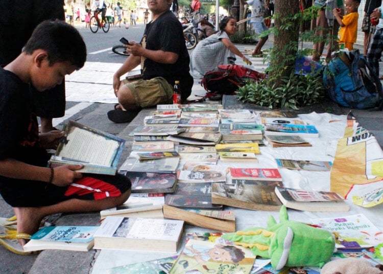 lapak bacaan buku Handoko di Jalan Tunjungan Surabaya. MOJOK.CO