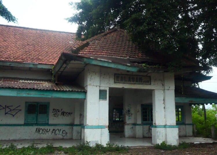 Stasiun Kalasan Jogja nampak depan dan terbengkalai. MOJOK.CO