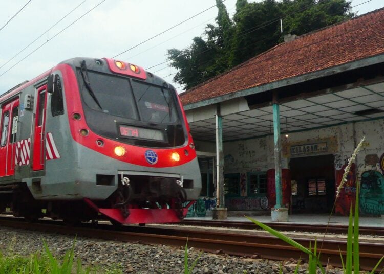 Kereta melintasi Stasiun Kalasan Jogja. MOJOK.CO