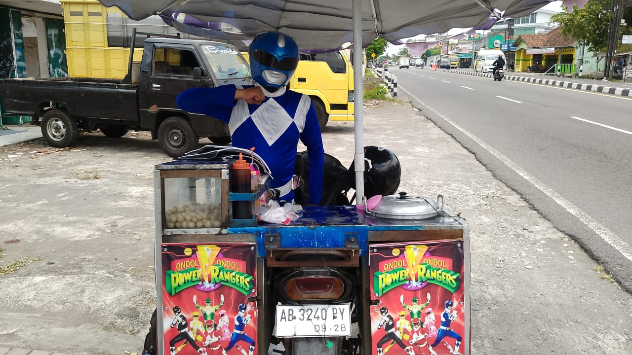 Jalan Hidup Lulusan S2 Filsafat UGM yang Kini Menjadi Penjual Cilok Berkostum Power Rangers.MOJOK.CO