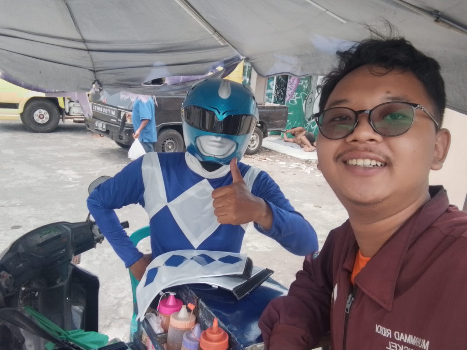 Jalan Hidup Lulusan S2 Filsafat UGM yang Kini Menjadi Penjual Cilok Berkostum Power Rangers.MOJOK.CO