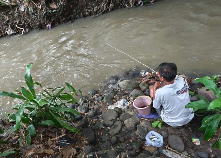 Orang mancing di <yoastmark class=