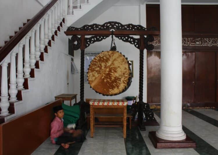 bedug di serambi masjid. MOJOK.CO