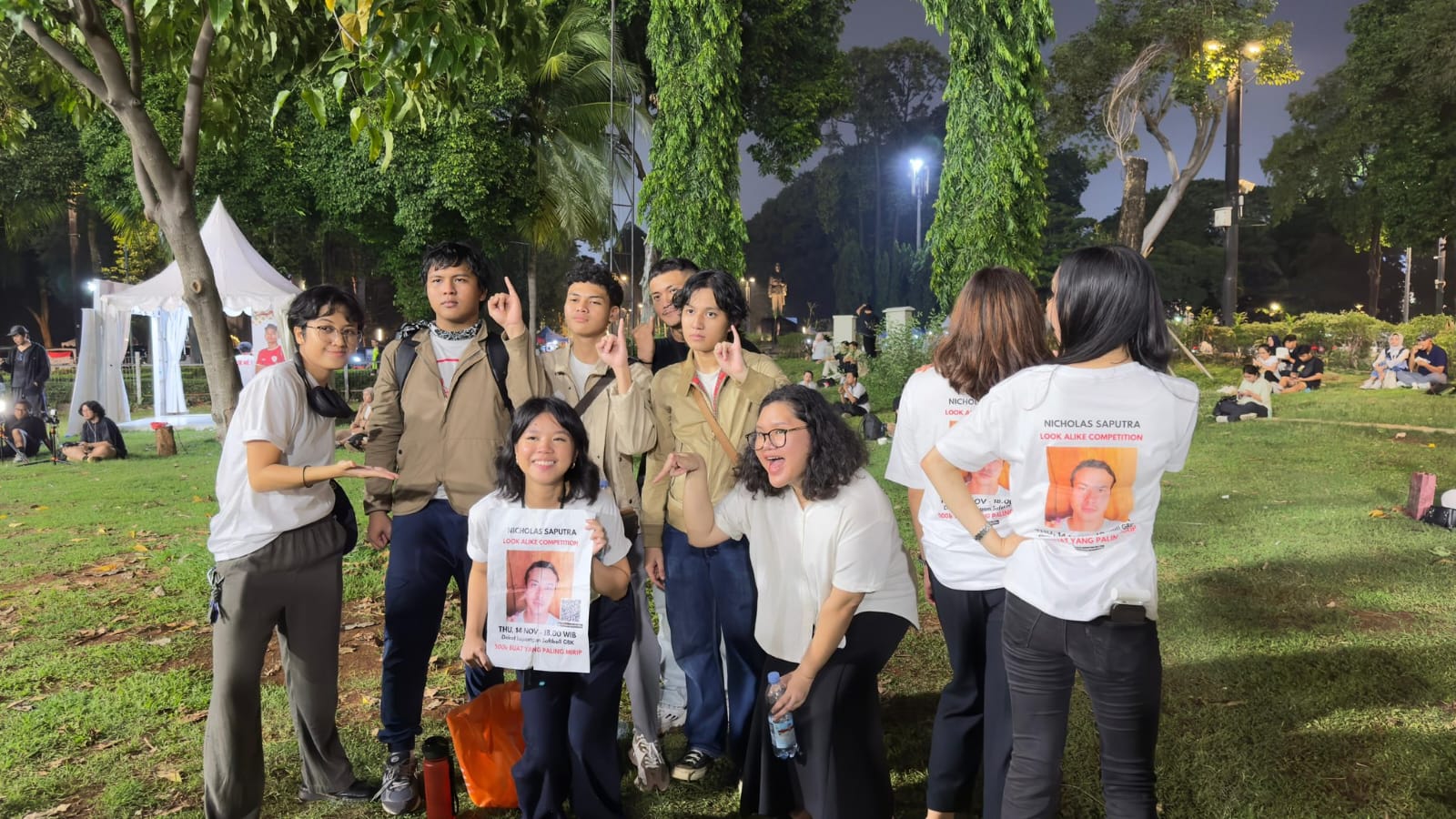 Kontestan lomba mirip Nicholas Saputra di GBK. MOJOK.CO