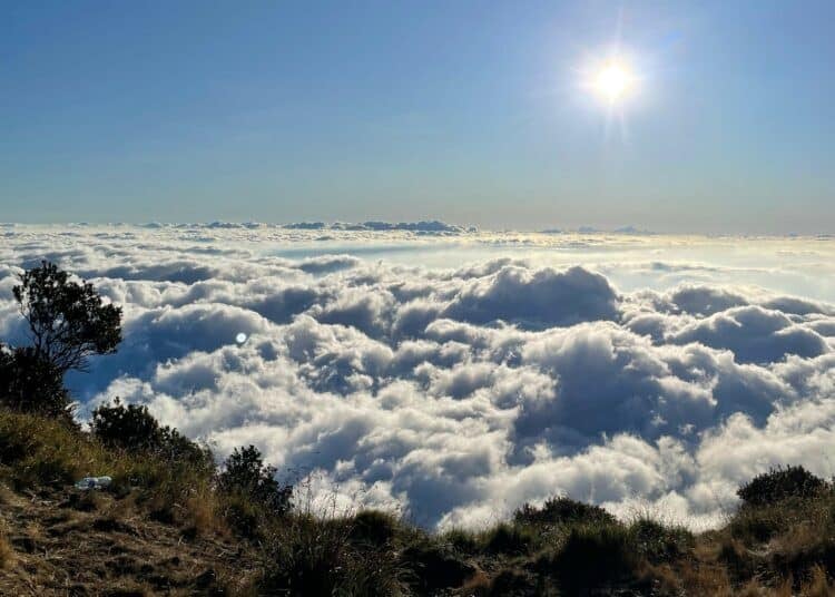 Awan di atas gunung. MOJOK.CO