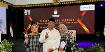 Harda Kiswaya dan istrinya Parmila (kiri), serta anaknya Yumni (kanan) dalam acara debat pilbup Sleman. MOJOK.CO