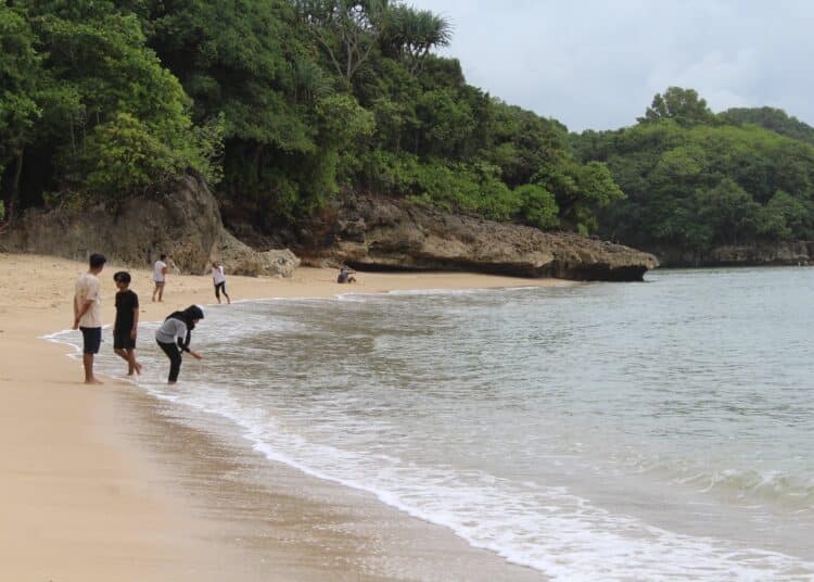 Pantai Teluk Asmara di Malang. MOJOK.CO