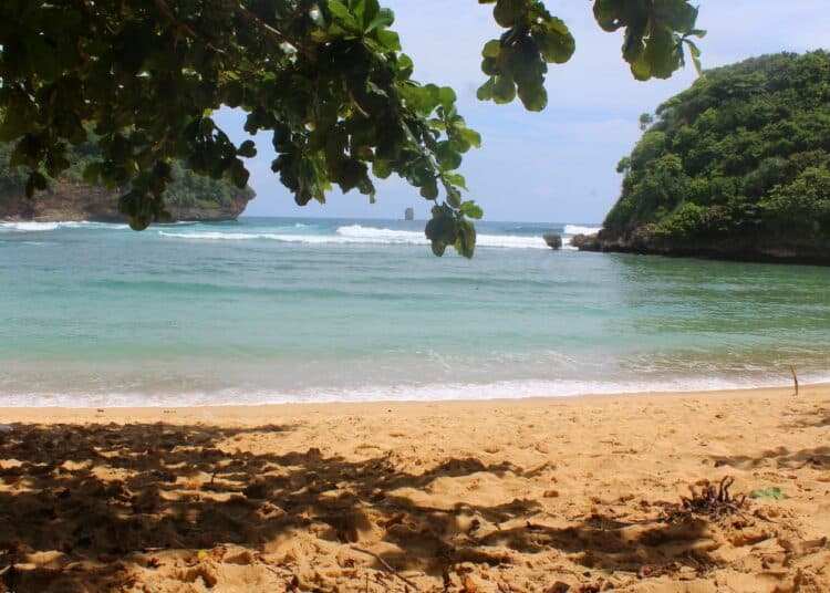 Suasana Pantai Teluk Asmara di Malang. MOJOK.CO