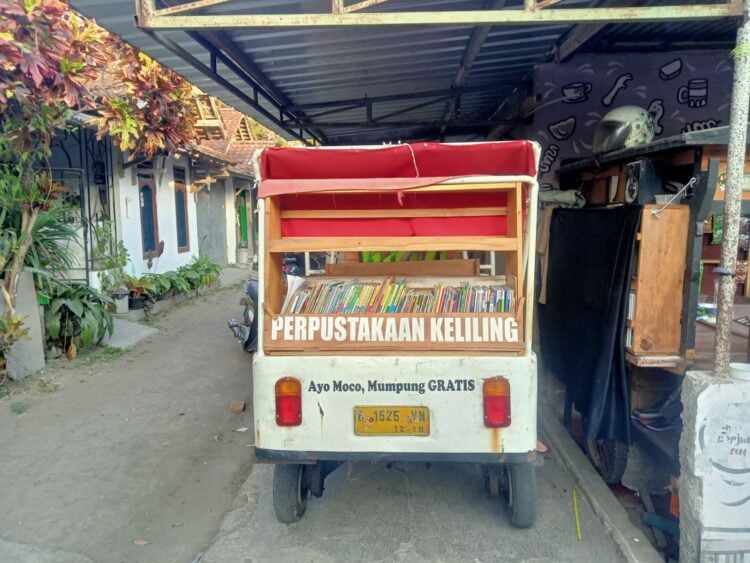 Menyulap Bajaj Jadi Perpustakaan Keliling MOJOK.CO