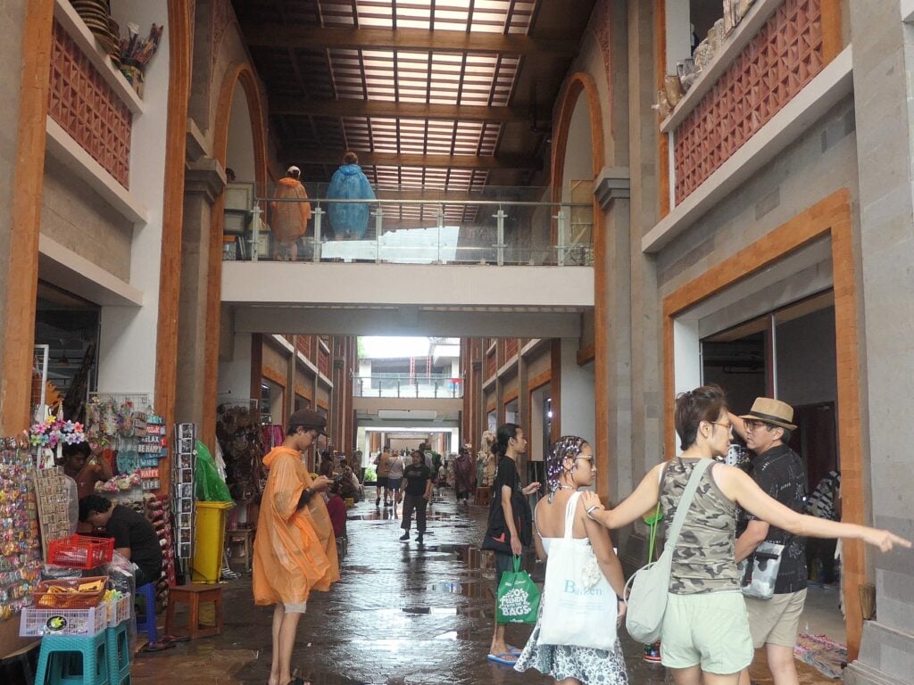 Pengalaman Saya Berkunjung ke Pasar Seni Ubud, Pusat Belanja Terbesar di Bali. MOJOK.CO