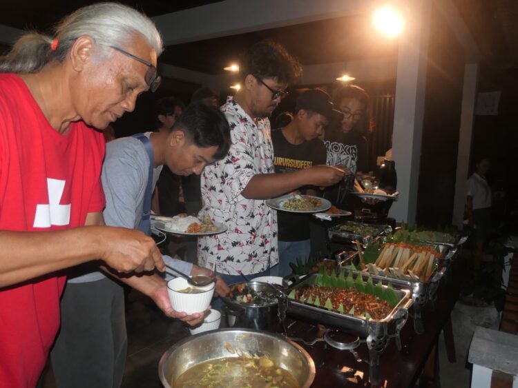 Suasana makan malam di Arumkayu. MOJOK.CO