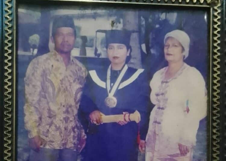 Giyar lulus wisuda di tahun 2003 di Universitas PGRI Adi Buana Surabaya. MOJOK.CO