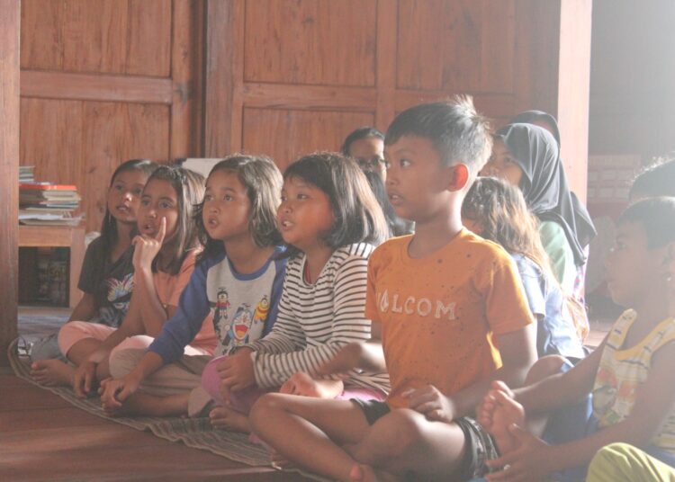 Anak-anak sanggar belajar Gardu Action di Pantai Parangkusumo, Jogja. MOJOK.CO