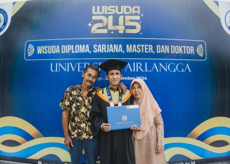 Wisudawan S2 tunanetra pertama di Unair. MOJOK.CO