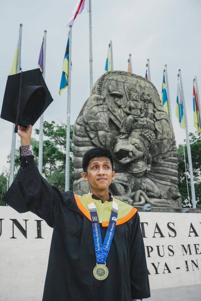 Pernah Pamit ke Rektor Unesa buat Kuliah di Unair, Kini Jadi Wisudawan S2 Tunanetra Pertama dan Jadi PNS di Jakarta. MOJOK.CO