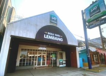 7 tahun pakai susu lokal,Bolu Susu Lembang jadi oleh-oleh khas Bandung yang terus berkembang dan keluarkan inovasi baru Bolu Gulung Susu MOJOK.CO