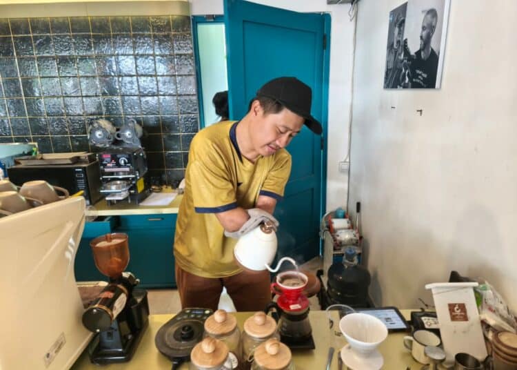 Eko Sugeng, temukan kekuatan hidup dengan menjadi barista difabel MOJOK.CO