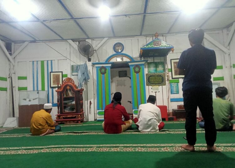 Suasana di lantai atas Langgar Dukur Kayu MOJOK.CO